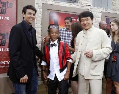 Ralph Macchio posa con los nuevos protagonistas de "The Karate Kid"